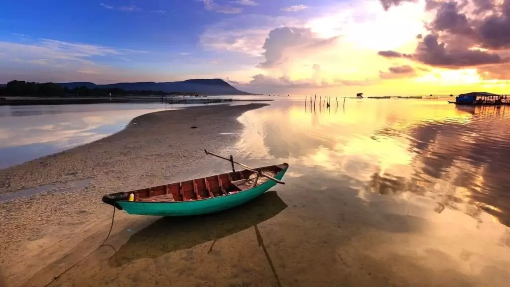 sunset-fishing-boat-vietnam-beach